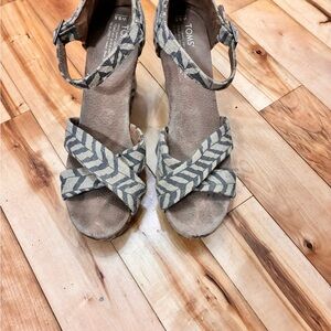 TOMS Women's Chevron Gray wedges